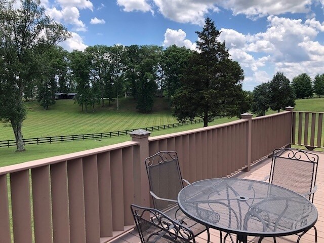 Foto del edificio - Quaint setting, One Level 3BR/ 2BA 2-Car Garage Condo