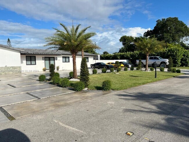 Building Photo - 19355 SW 127th Ct Miami, FL