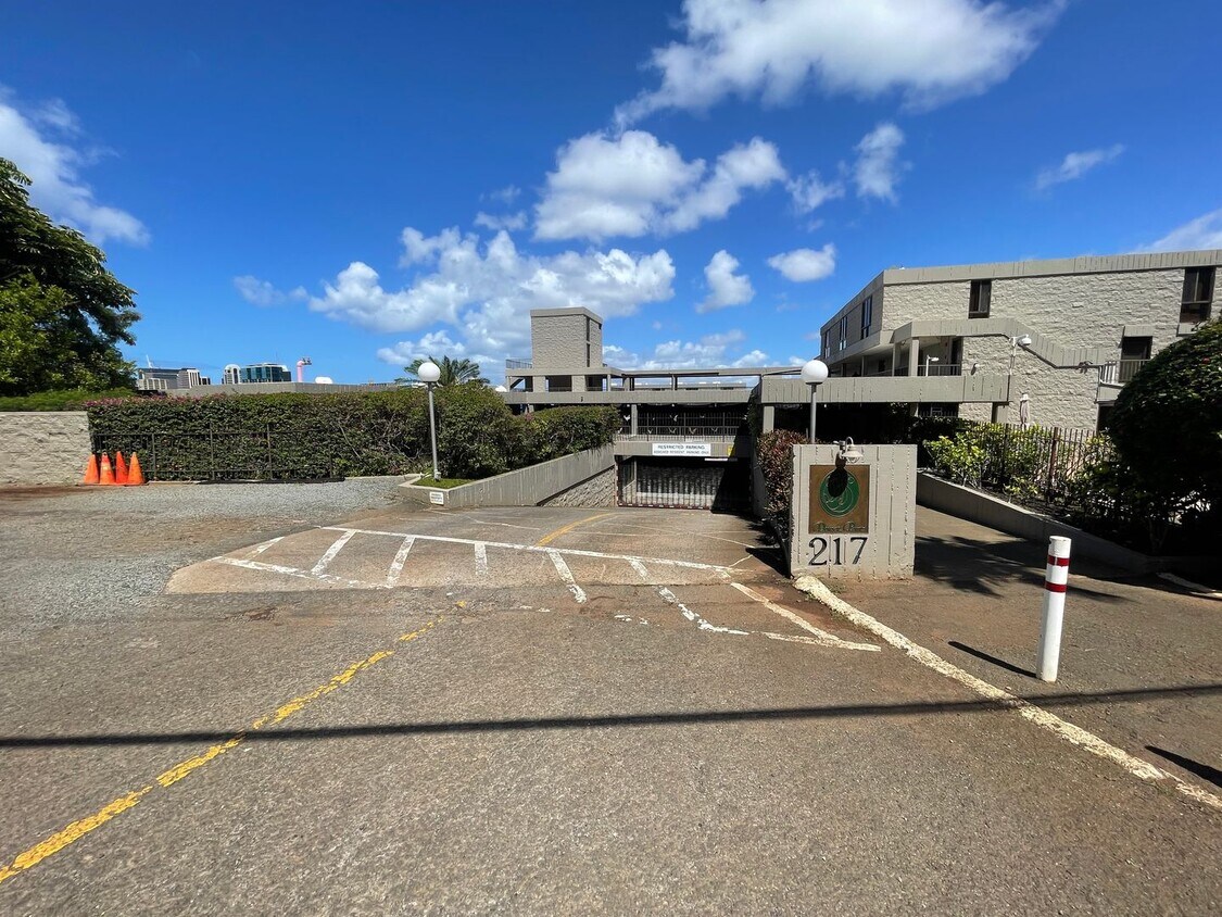 Foto principal - Dowsett Point- 1BR/1BA with Parking, Secur...