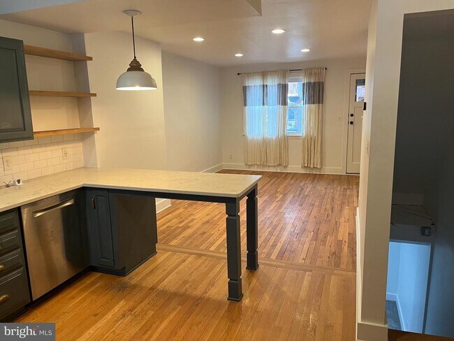 Foto del edificio - 1231 W 37th St