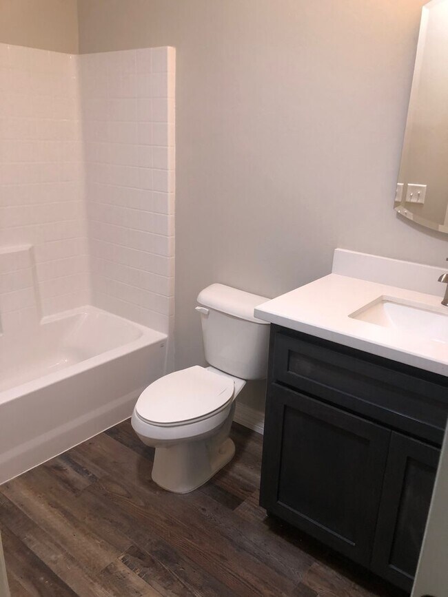 Building Photo - Gorgeous Somerton Townhome for rent!