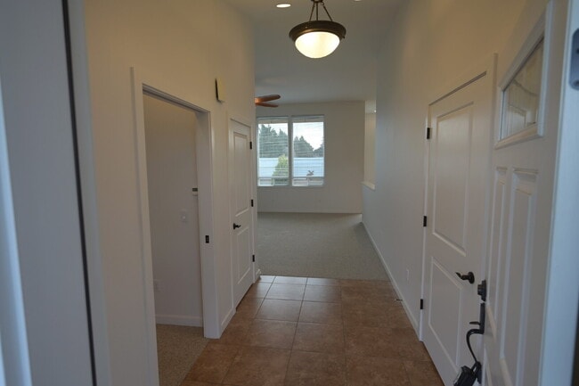 Building Photo - Modern & comfortable home in a country setting on 1 acre in Sequim