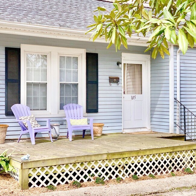Building Photo - 3 Bedrooms 2 Full Bathrooms with fenced in...
