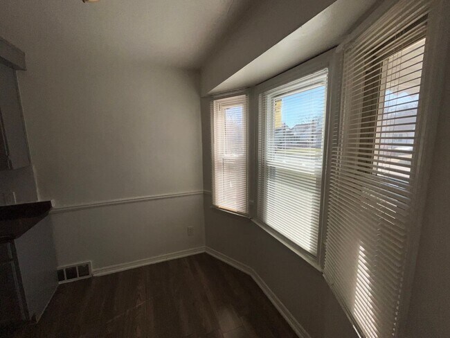 Building Photo - Open House Schedule Mon 7.15.24 @ 12:30pm,...