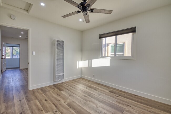 bedroom - big enough for a king sized bed - 1301 Prospect Ave