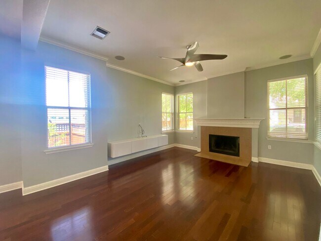 Foto del edificio - Large Home in Mueller!  Available for October!