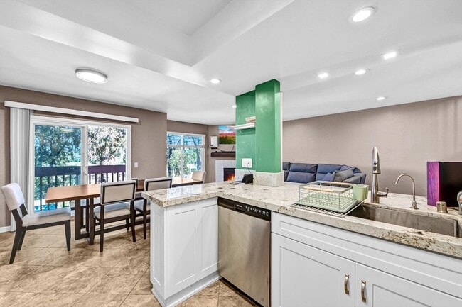 Building Photo - 3 Bedroom Townhome in the Vista de Vista Community