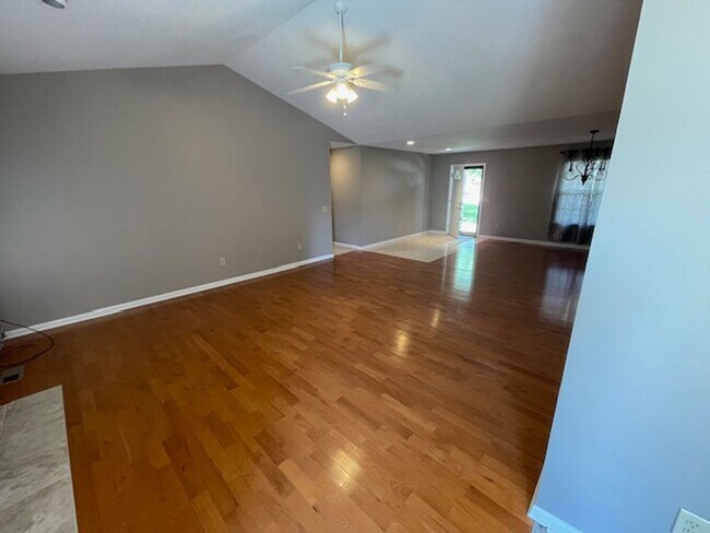 Foto del edificio - Maryville City, 3 bedroom, 2 bath, 2-car g...