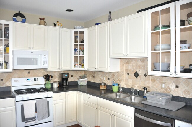 Building Photo - 412 Lantern Dr