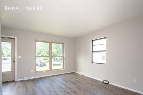 Building Photo - Stylish multi-level Duplex w/Finished Base...