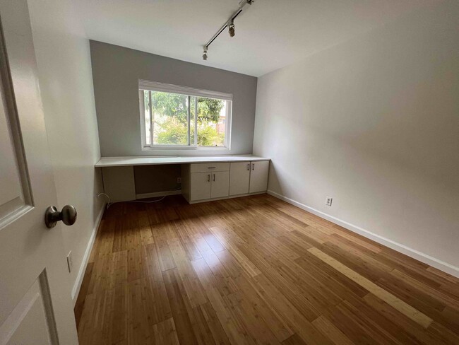 Building Photo - 705 Westmount Dr