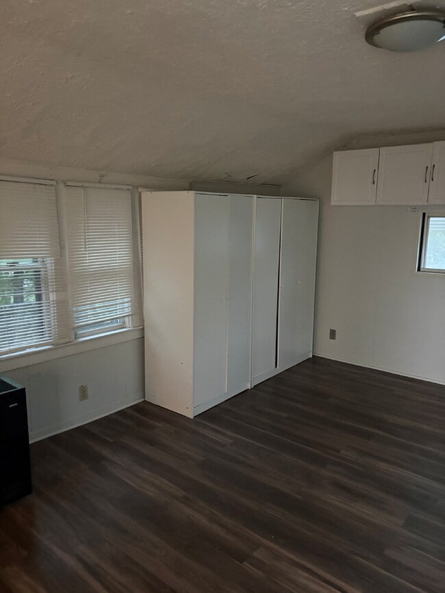 Building Photo - Walk to Downtown Birmingham - Studio Apartment