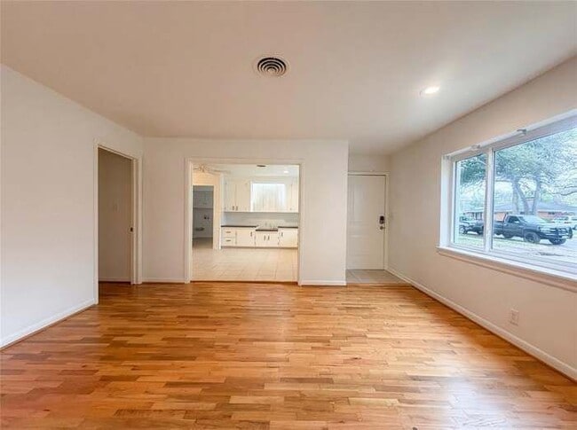 Building Photo - 509 Robinhood Dr