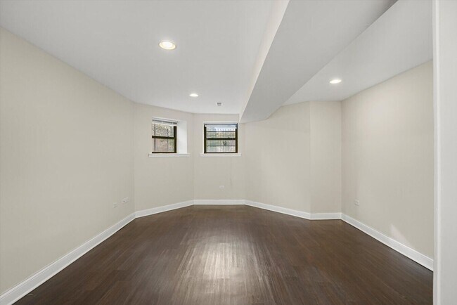 Foto del edificio - 4521 S Michigan Ave