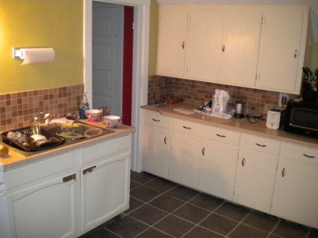 Building Photo - 2 Bed/1 Bath Upper