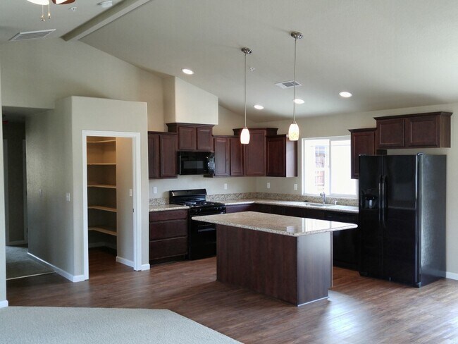 Building Photo - South Redding Home