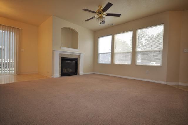 Building Photo - 2 Bed, 1.5 Bath Town-Home Move in Ready
