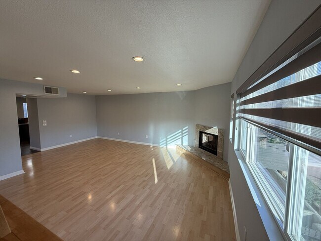 Building Photo - Bright & Updated 2BR Townhome Across from Fremont Park