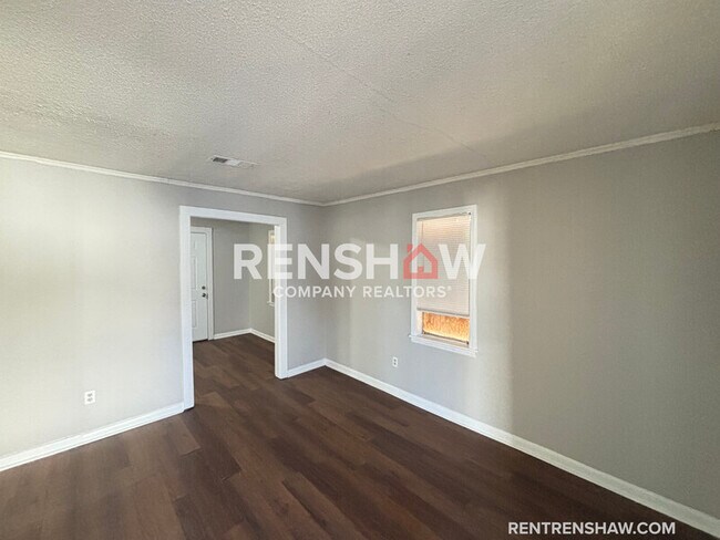 Foto del edificio - 1242 Airways Blvd