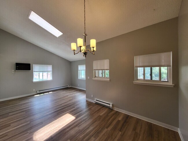 Building Photo - Vaulted Ceilings & Modern Two Bedroom in L...
