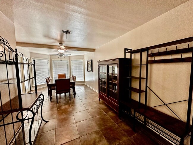 Foto del edificio - Furnished Riverside Home