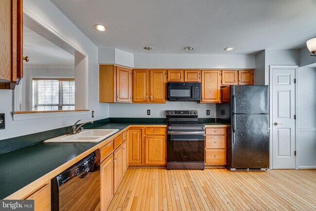 Building Photo - 8600 Sanderling Dr