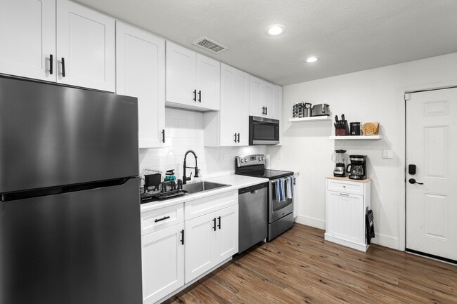 Photo - 1110 E Polk St Apartment