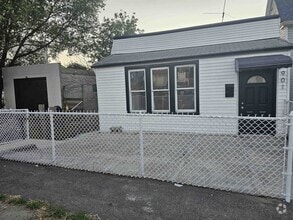 Building Photo - 901 Columbia Ave