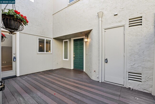 Building Photo - 1035 Alta Mesa Dr
