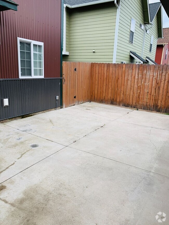 Building Photo - 4444 Deveraux Pl