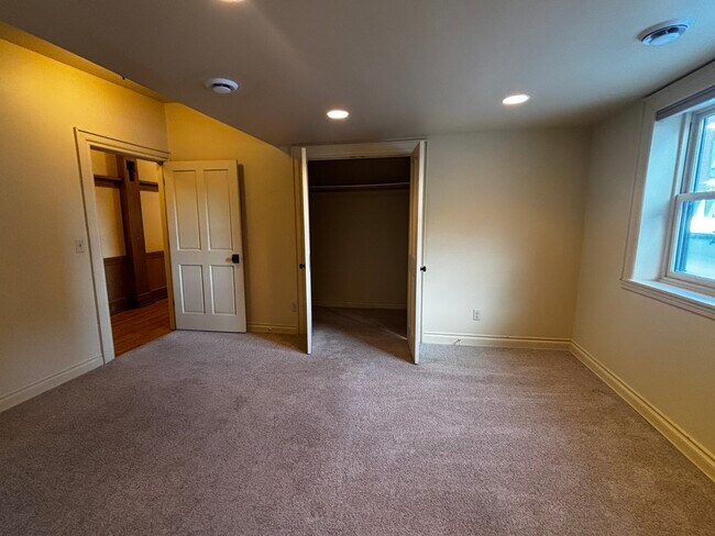 Foto del edificio - 27 N Main St