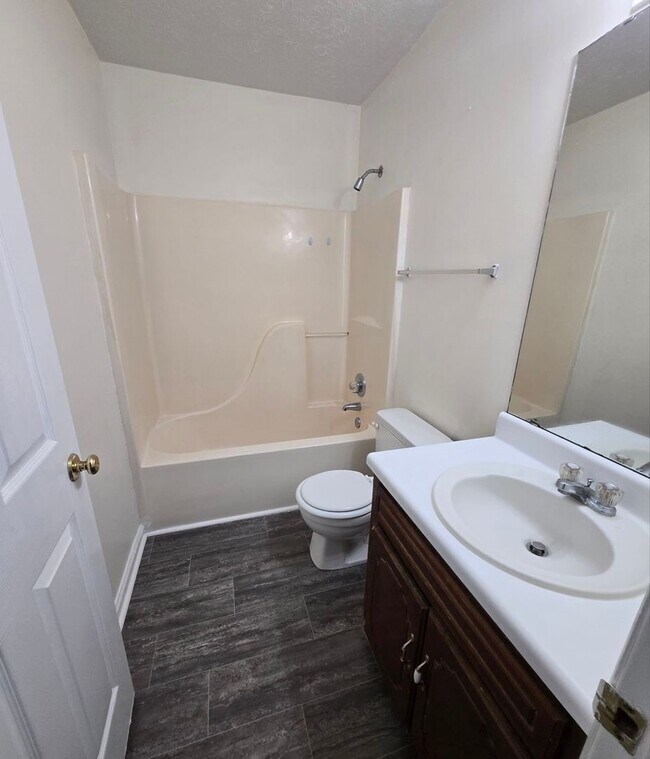 Foto del edificio - 5382 Whisperwood Ct