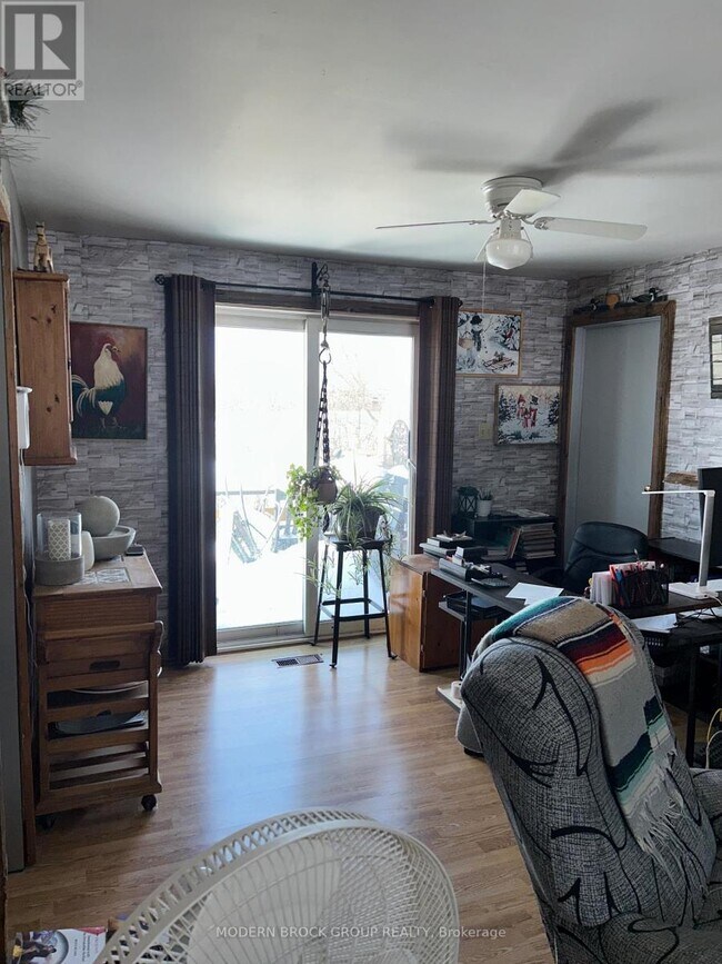 Photo du bâtiment - 320 Leacock Rd