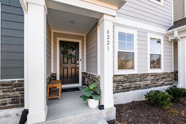 Foto del edificio - Room in Townhome on Truxton Ln