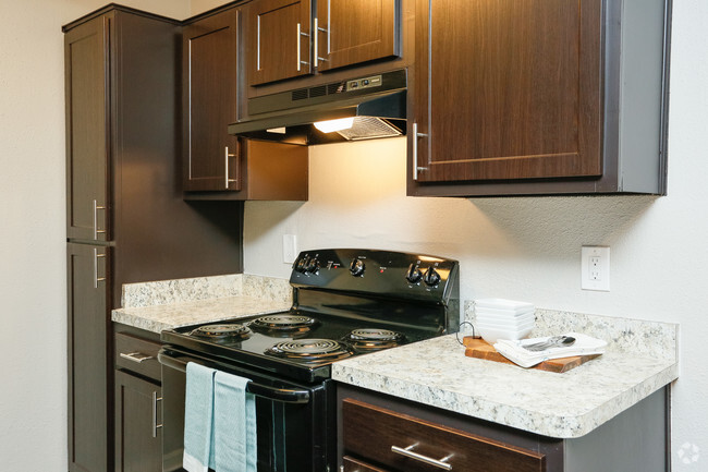 1BR, 1BA - 632SF - Kitchen - City Crossing