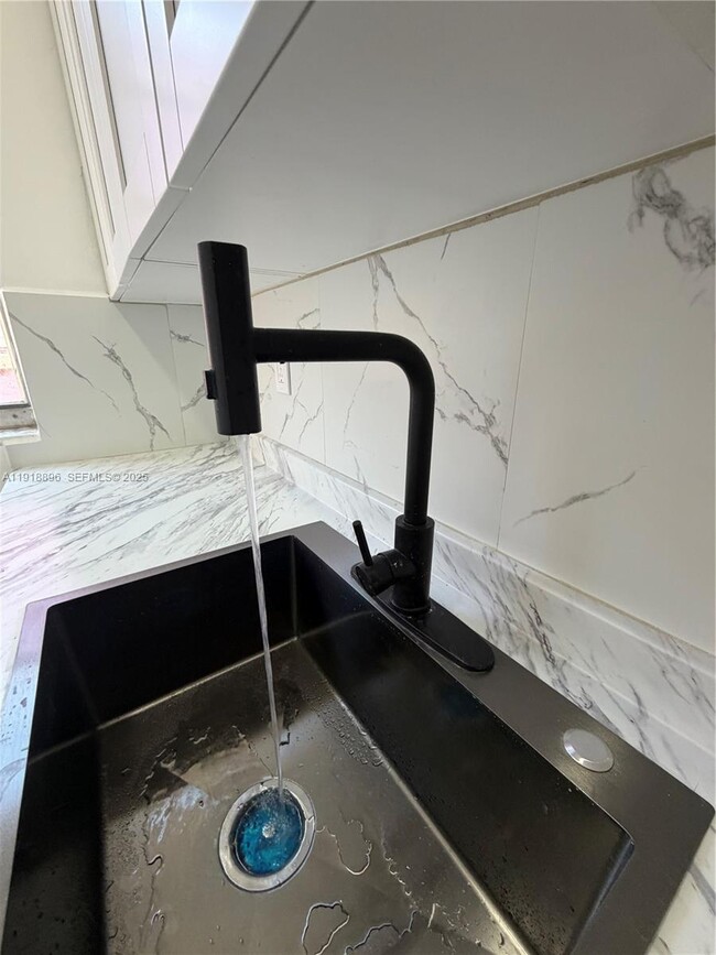 Building Photo - 1560 SW 5th St