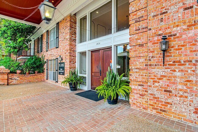 Foto del edificio - 2824 Briarhurst Dr