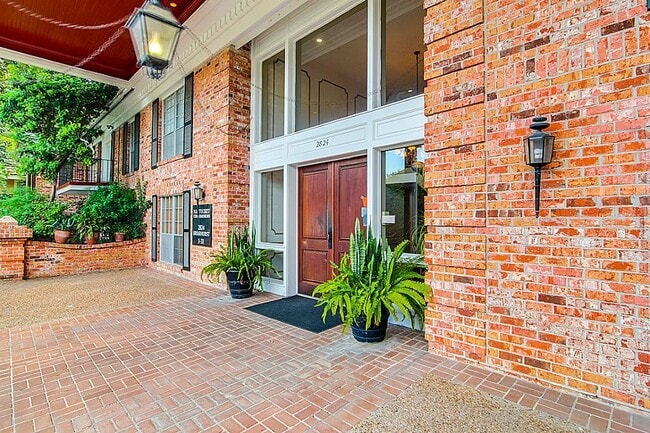 Building Photo - 2824 Briarhurst Dr