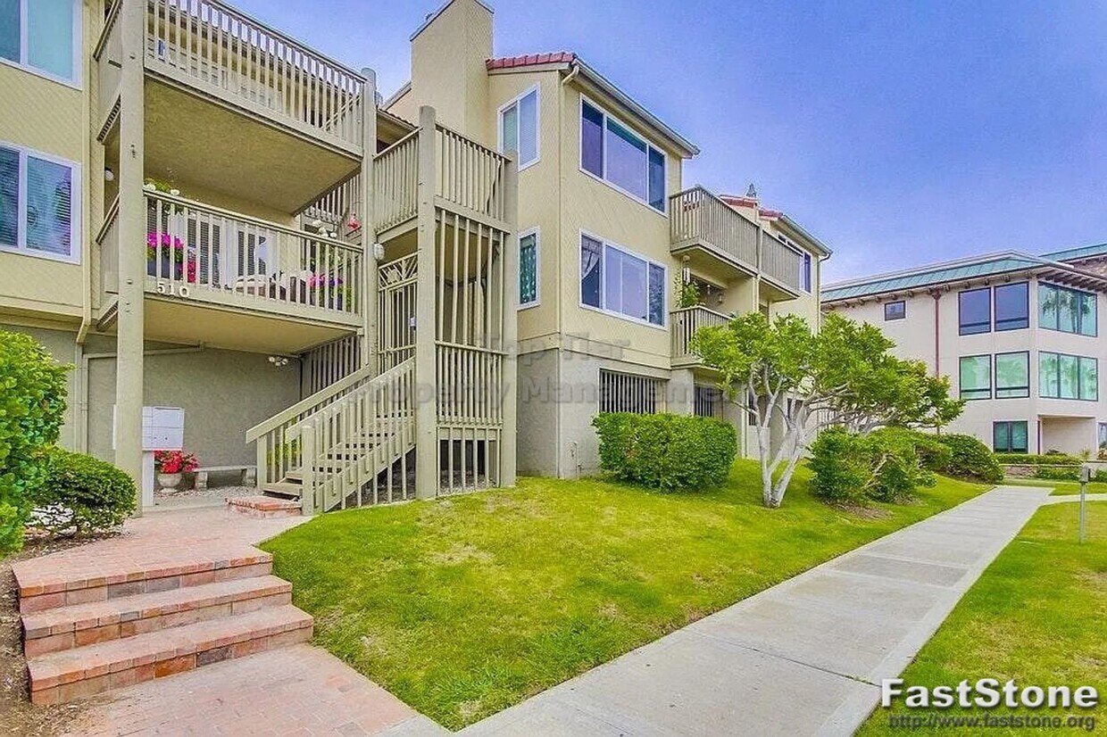 Primary Photo - OCEAN VIEWS! Luxury Oceanside Condo with S...