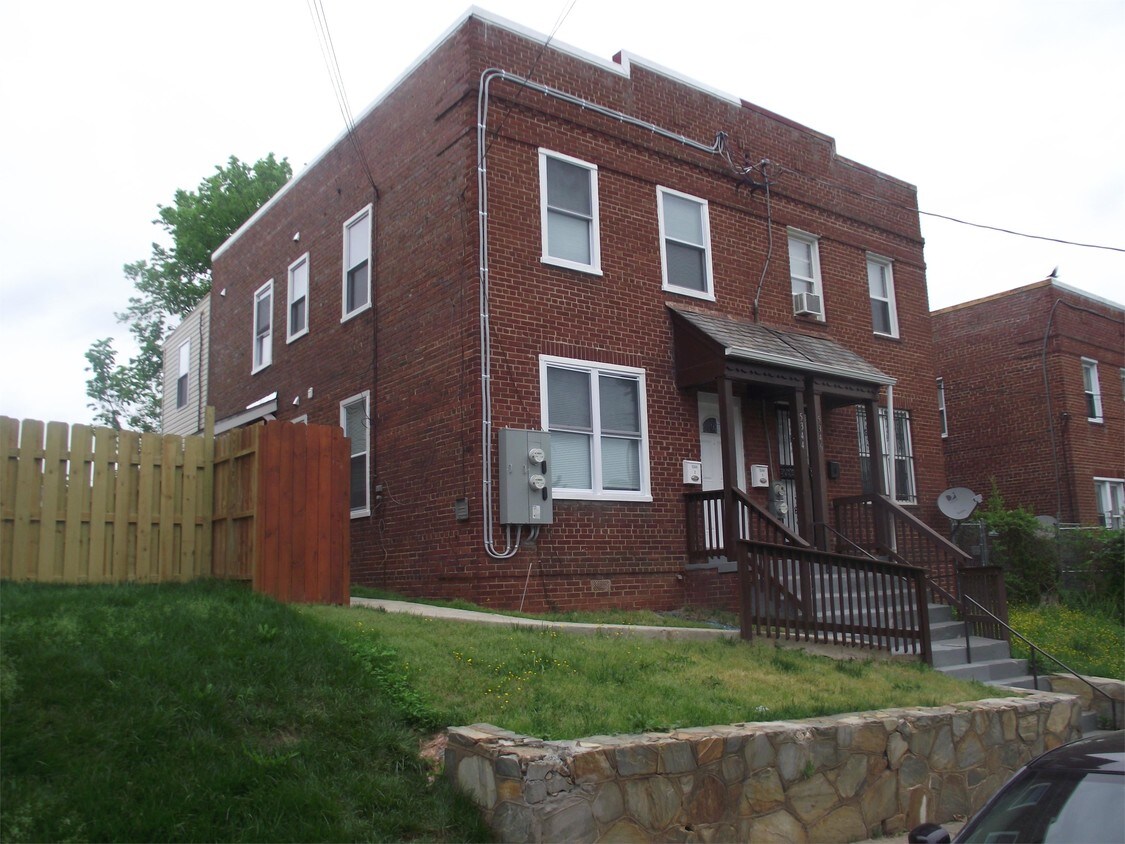 Primary Photo - 5344 Ames St NE