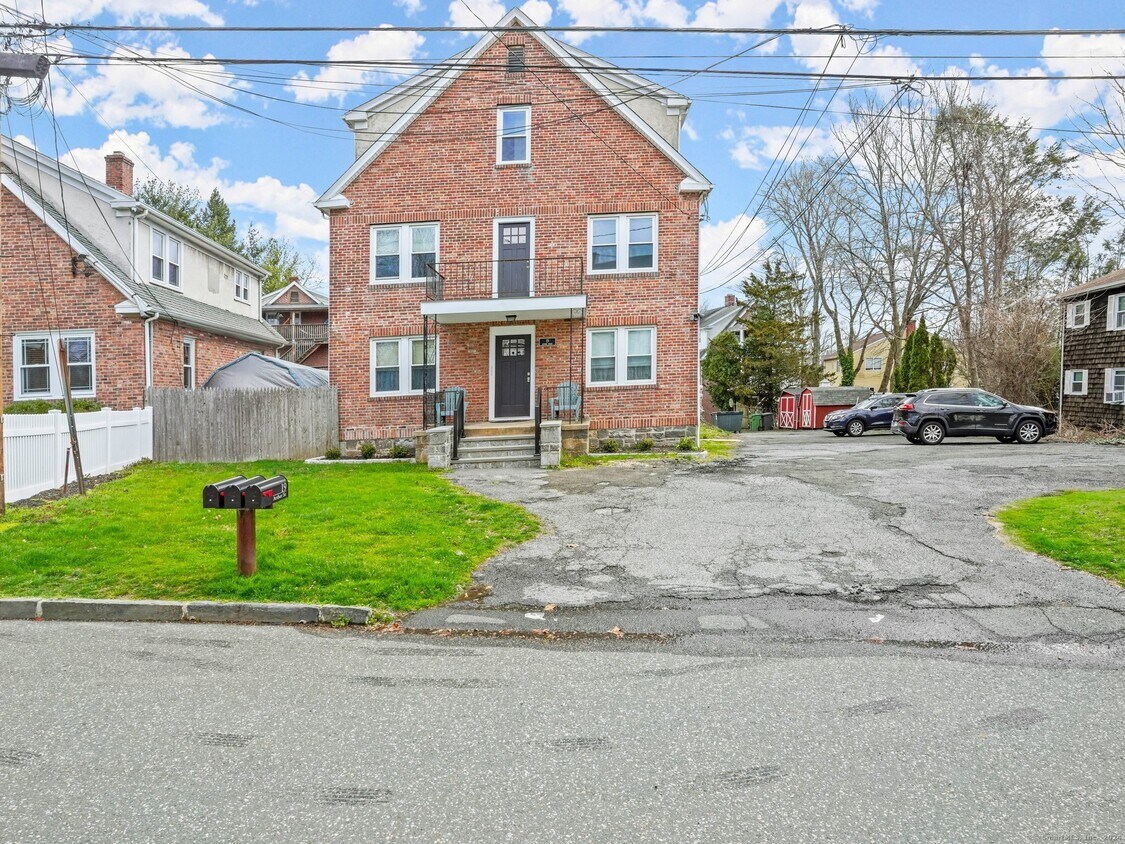 19 Arther St Unit 3, Greenwich, CT 06831 Room for Rent in Greenwich