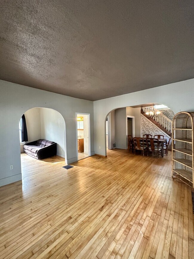 Foto del edificio - 4 Bed Room 2 Bath Big Yard