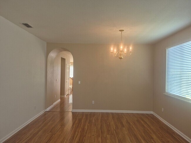 Foto del edificio - Beautiful 4 Bedroom 2.5 Bath with loft