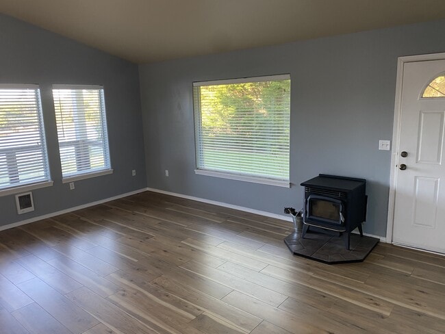 Building Photo - 348 Cockle St SW