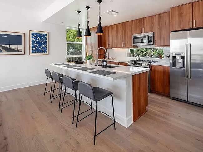 Foto del edificio - 857 Hyperion Ave