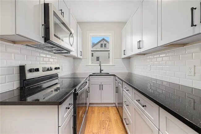 Building Photo - 146 Evergreen St