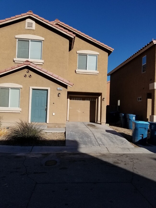 Building Photo - ADORABLE 2 STORY HOME.