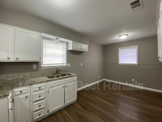 Foto del edificio - 1935 Warner Ave