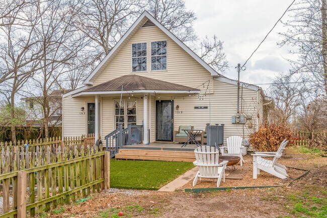 Building Photo - 2 Bed/1 Bath Duplex in the Heart of Sylvan...