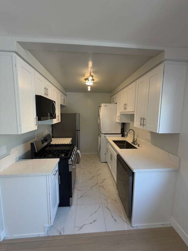 Foto del edificio - 7607 Norton Ave